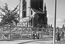 853920 Afbeelding van de afbraak van de St.-Monicakerk (Herenweg 99) te Utrecht.